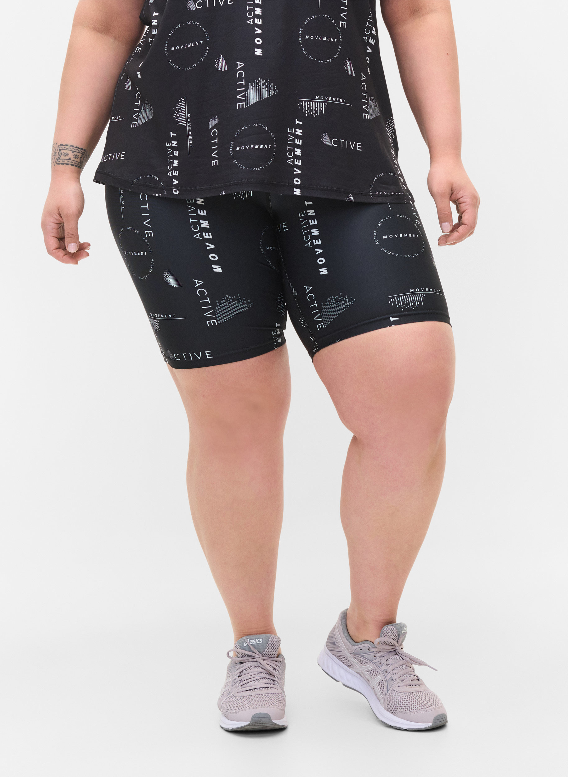 Tight fitting training shorts with 
