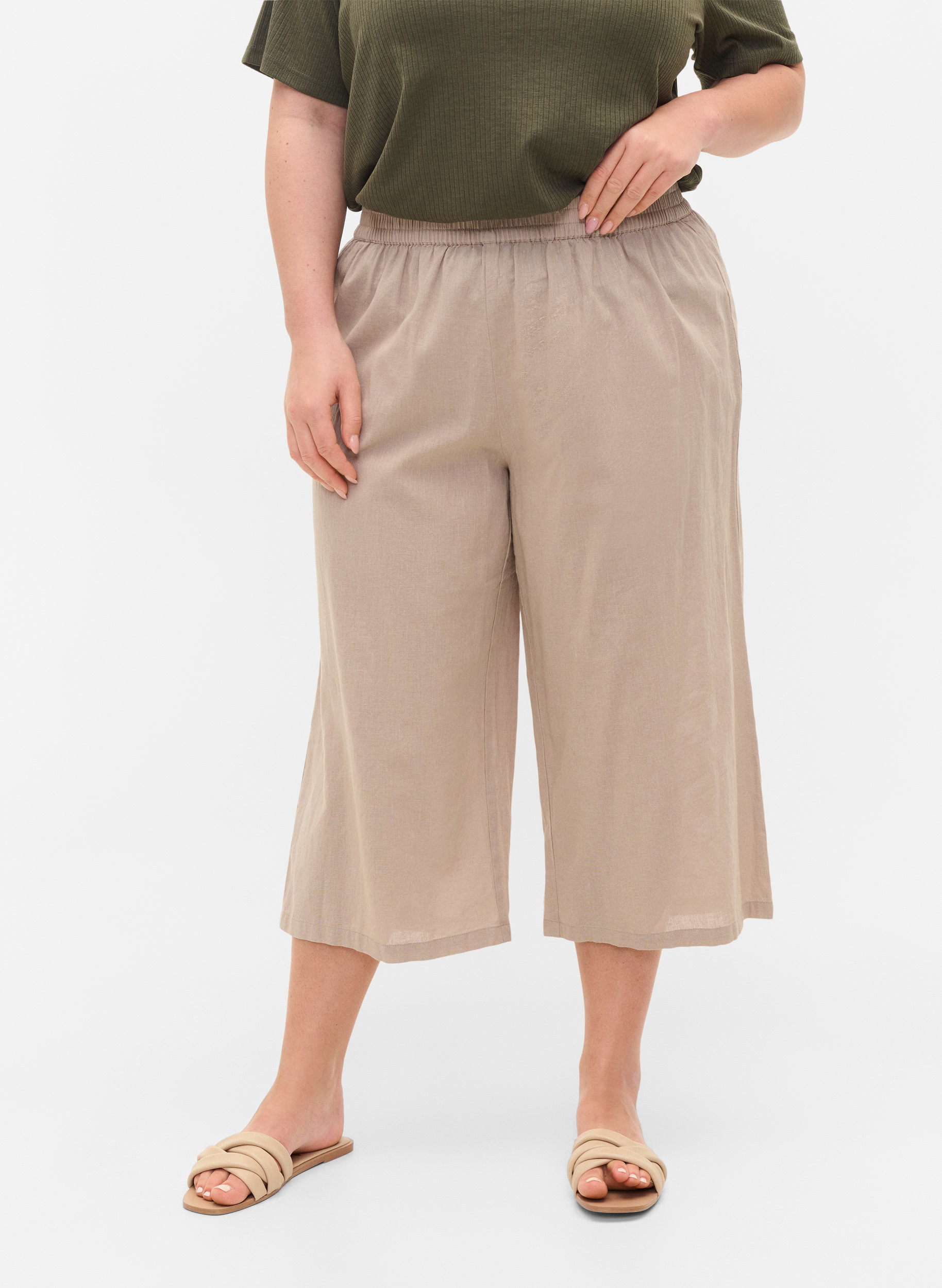 7/8 trousers in a cotton blend with linen, Simply Taupe, Model