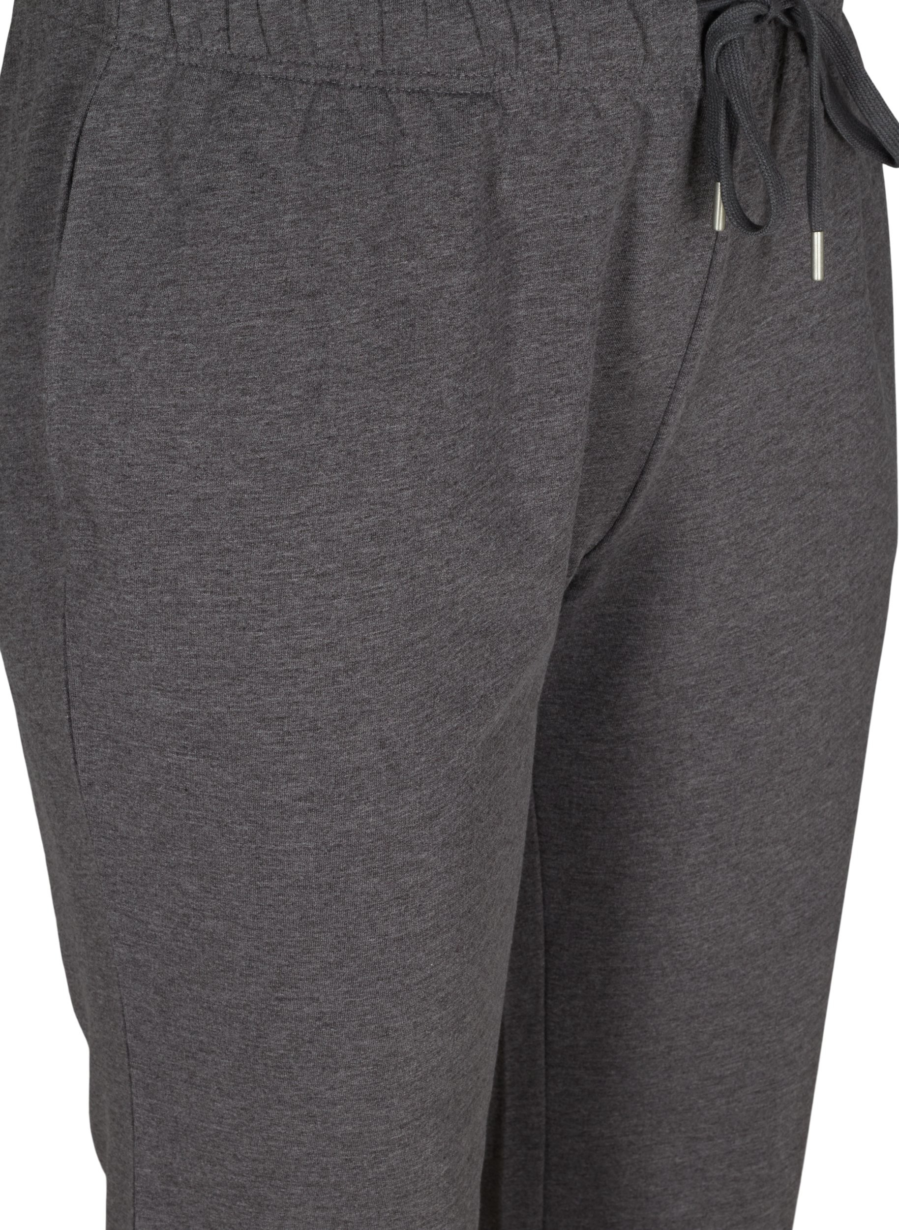 Sweatpants with wide legs and pockets 