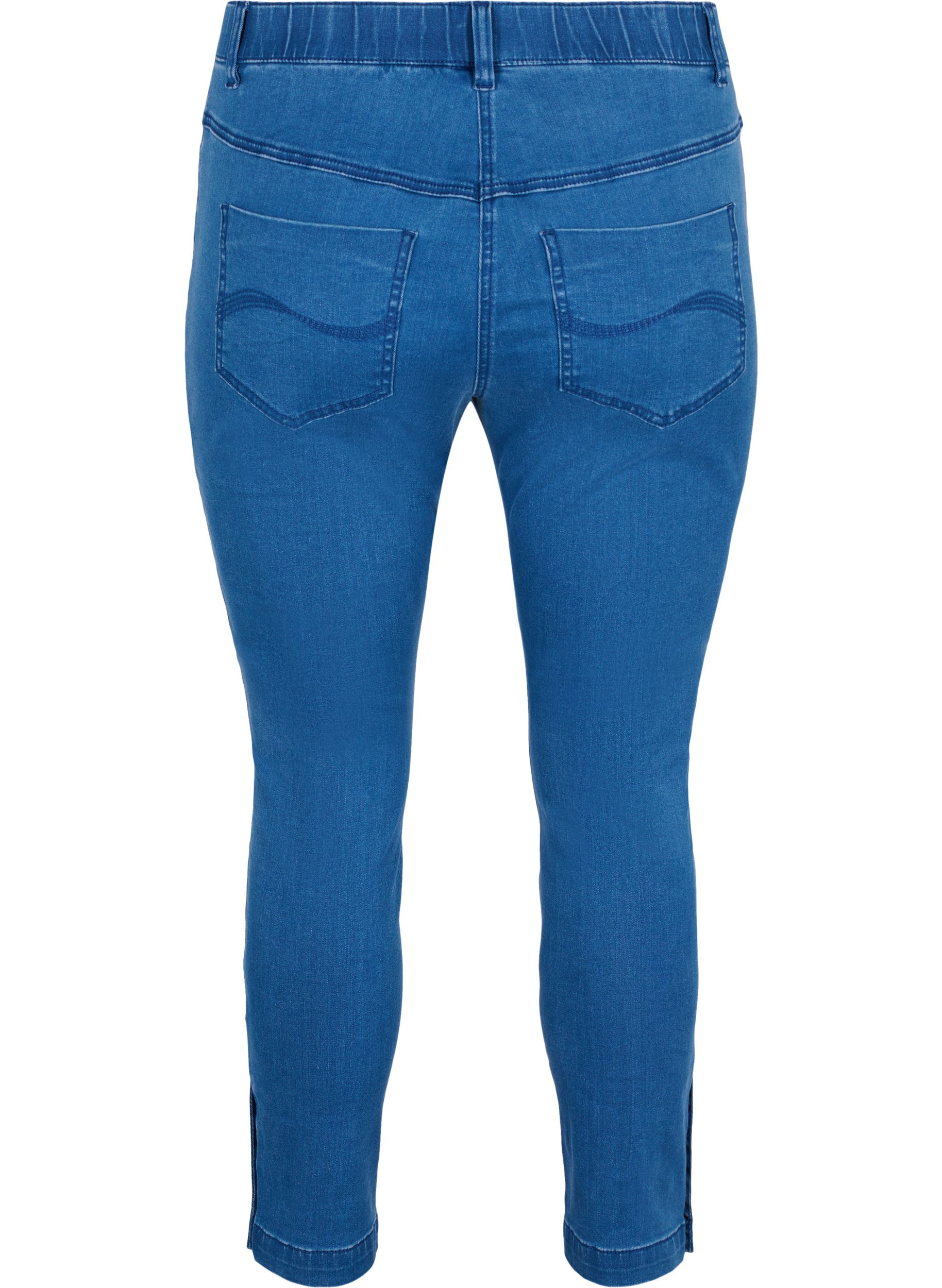 Cropped jeggings with buttons on the 