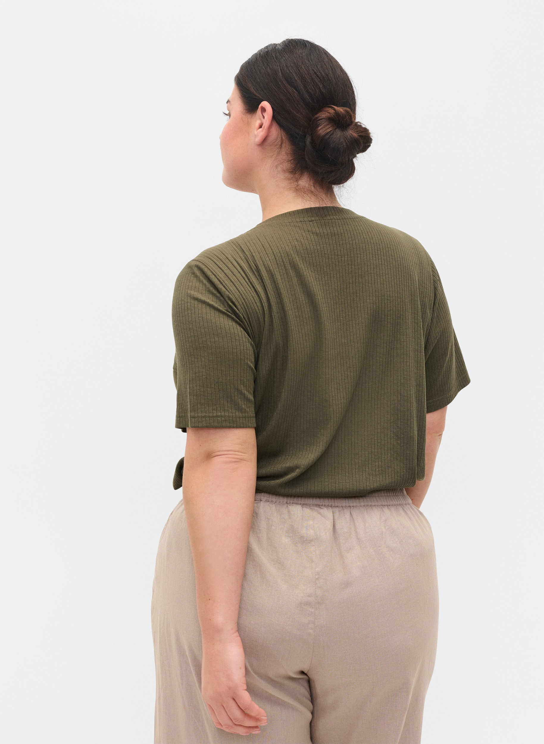 Short-sleeved t-shirt in ribbed fabric, Dusty Olive, Model