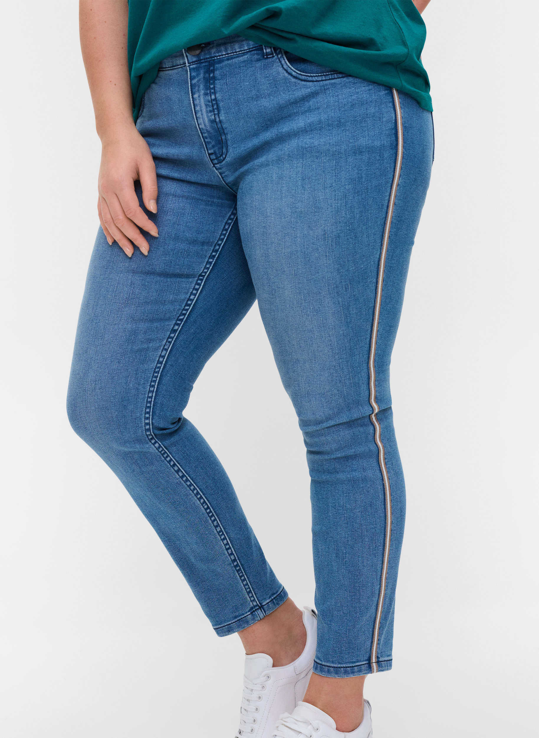 Cropped Sanna jeans with side stripe - Light Blue - Sz. 42-60 - Zizzifashion