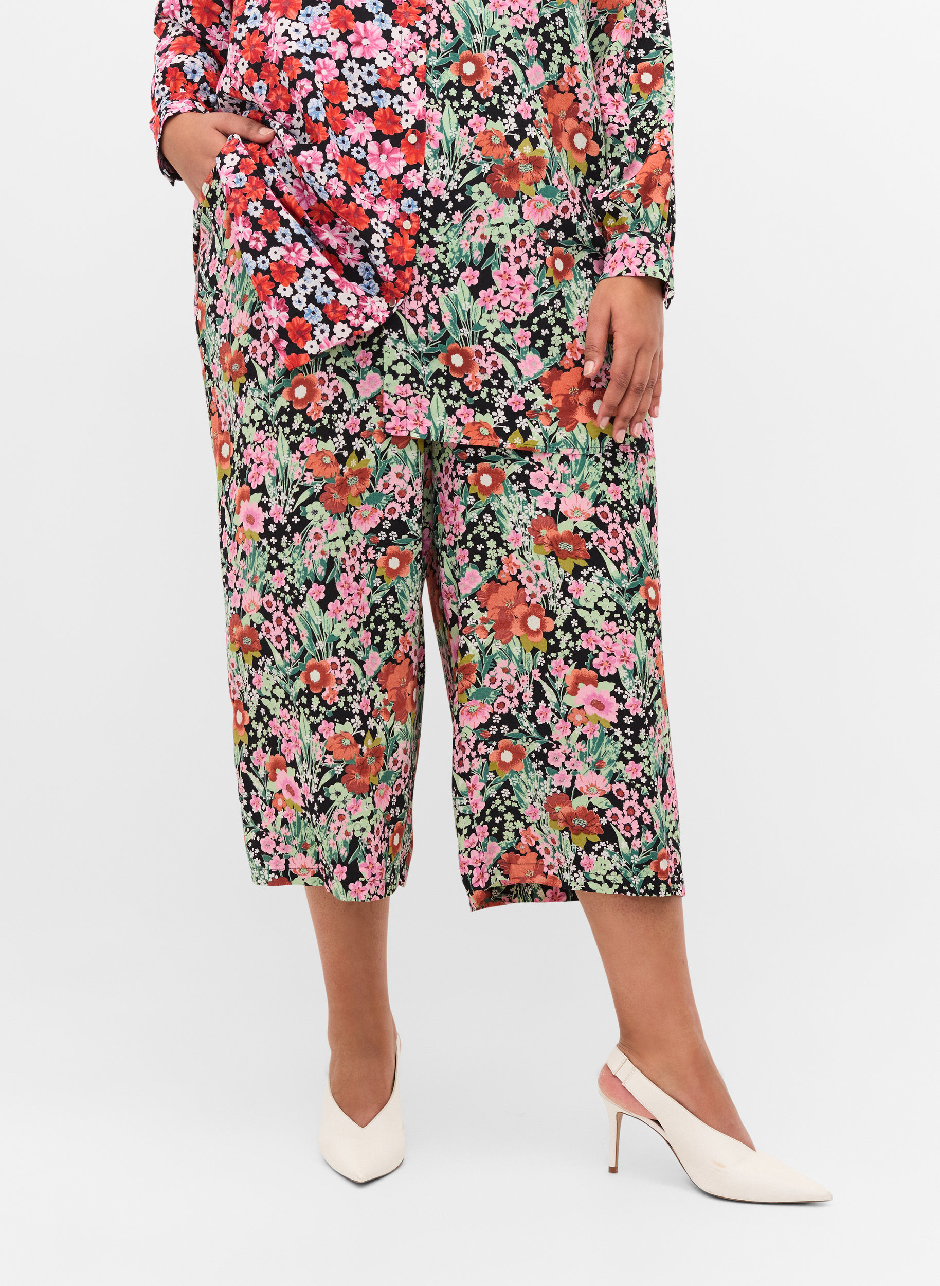 Floral culotte trousers with pockets, Green Flower AOP, Model image number 2