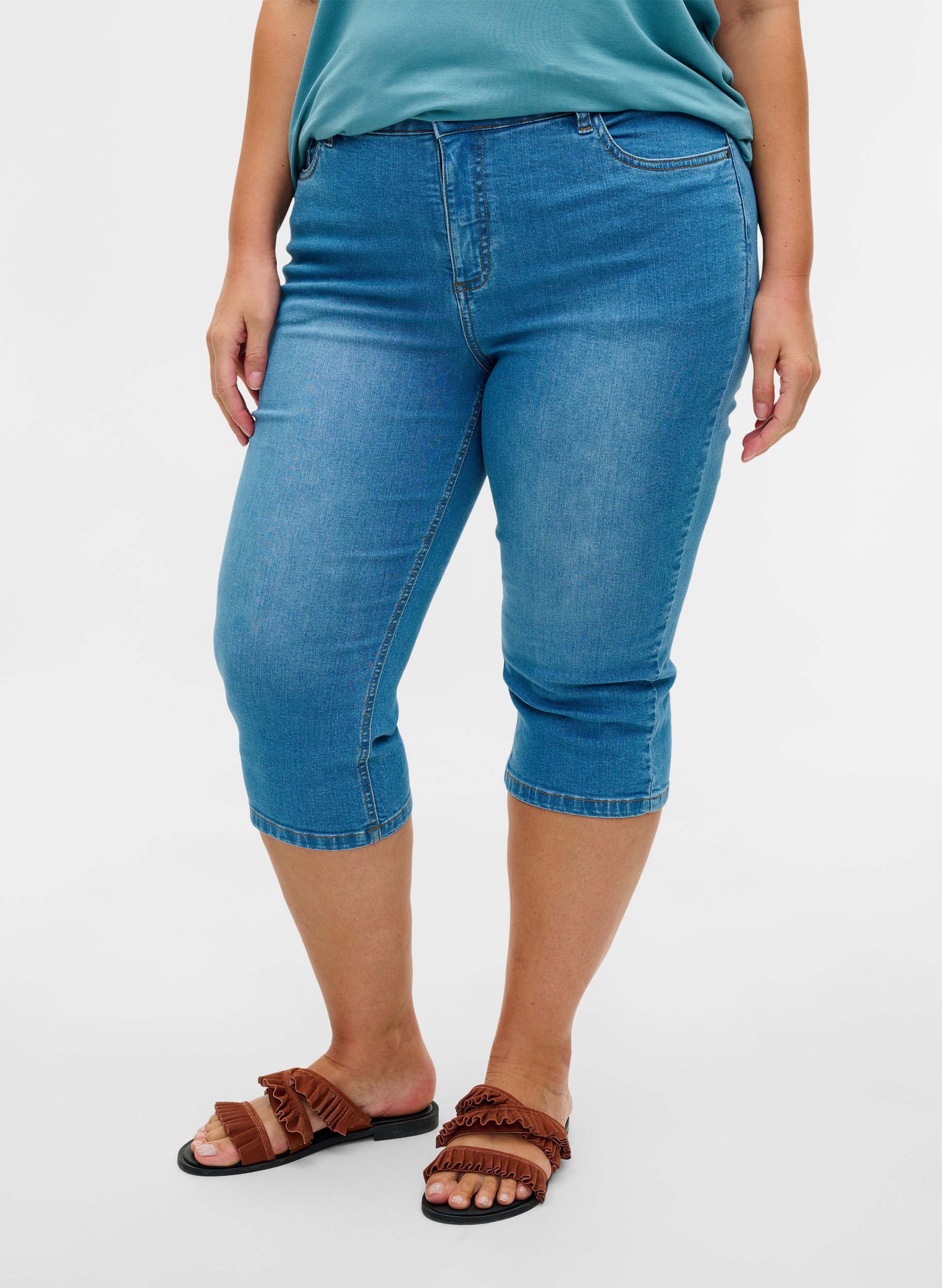 Close-fitting denim capris in cotton 