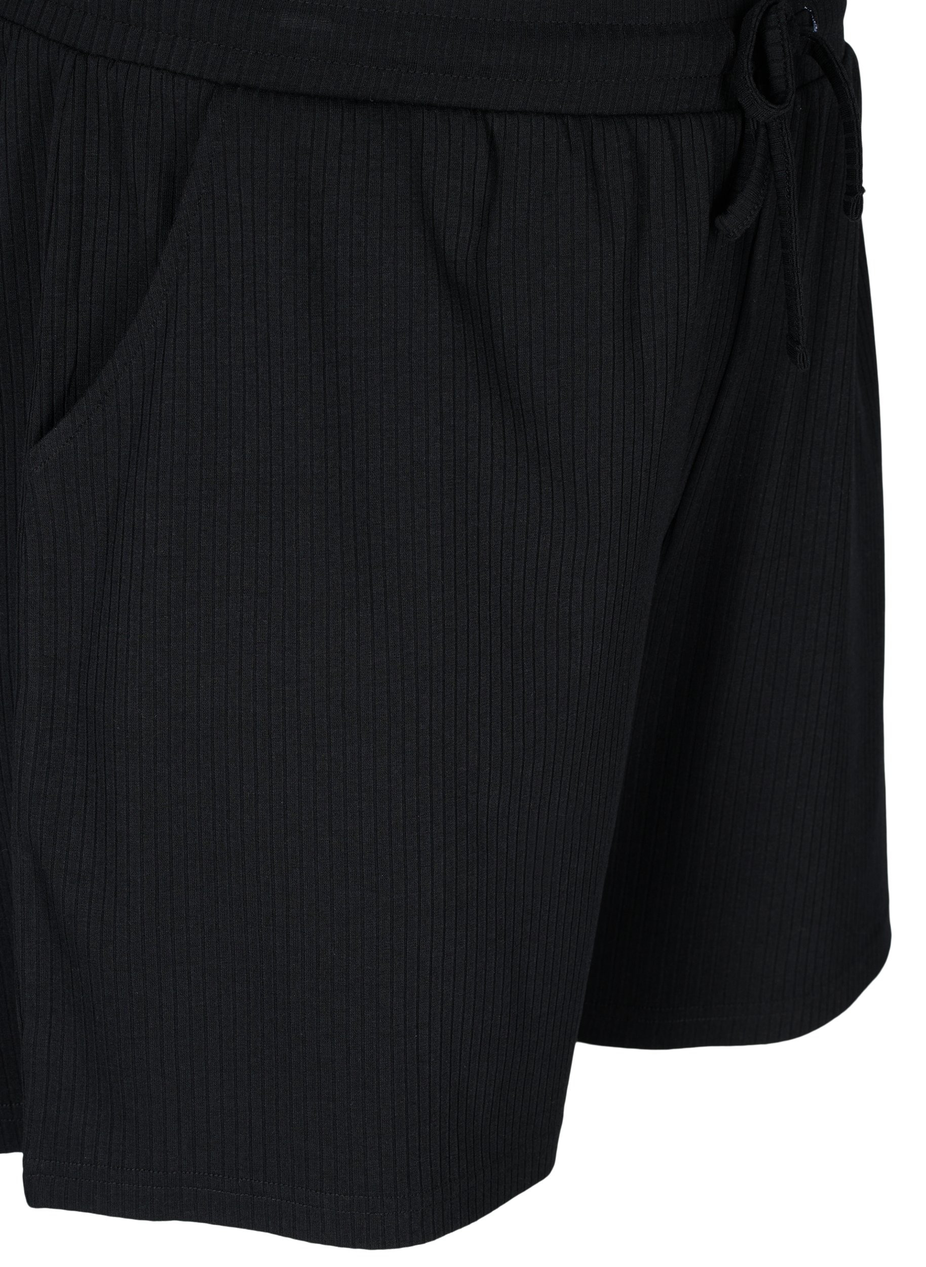 Shorts in ribbed fabric with pockets 