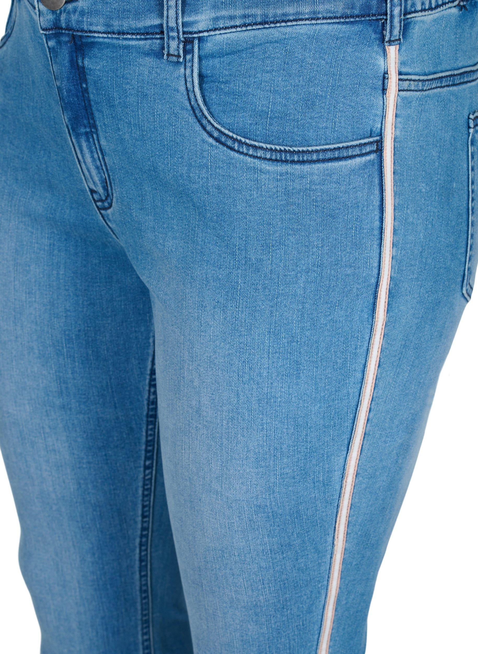 Cropped Sanna jeans with side stripe - Light Blue - Sz. 42-60 - Zizzifashion