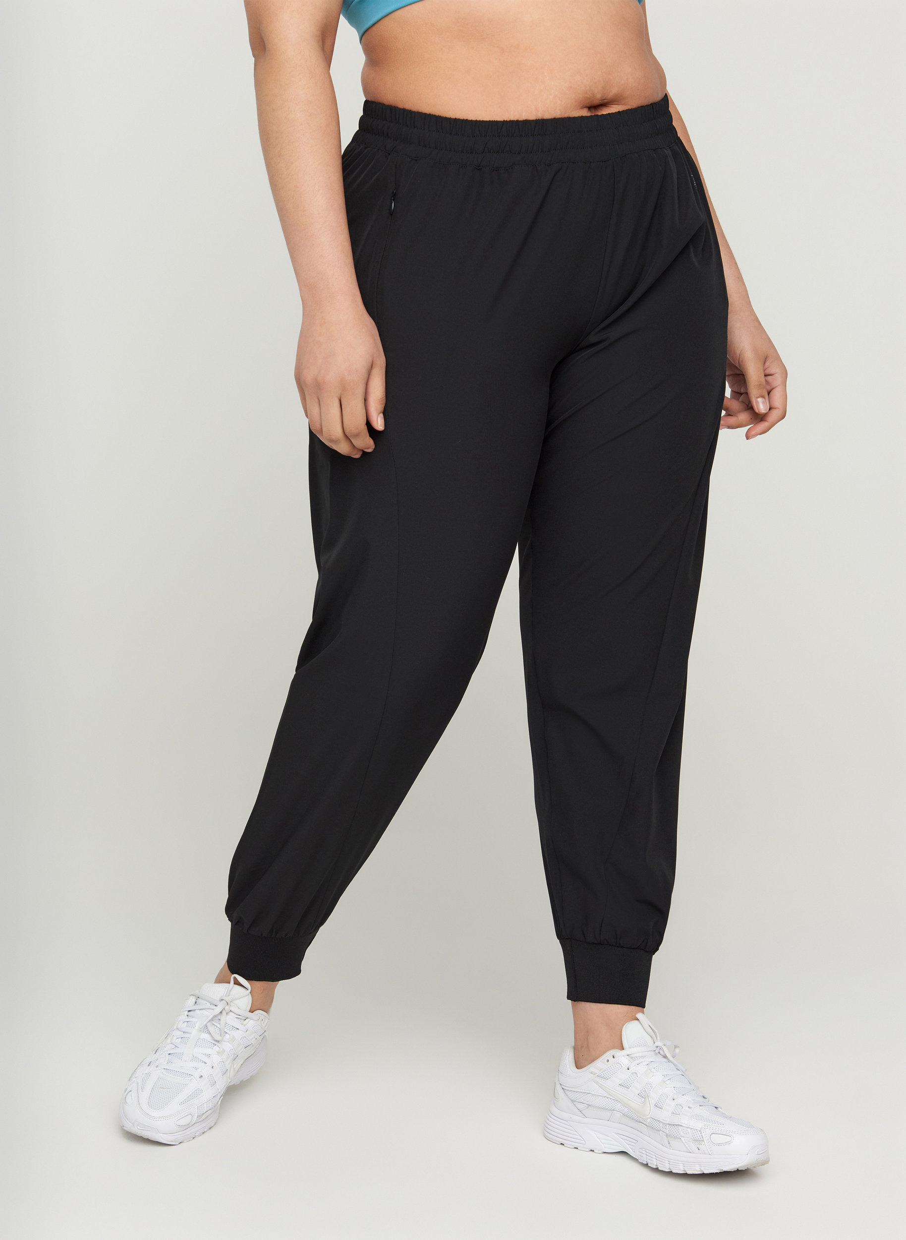 Loose exercise trousers with pockets 