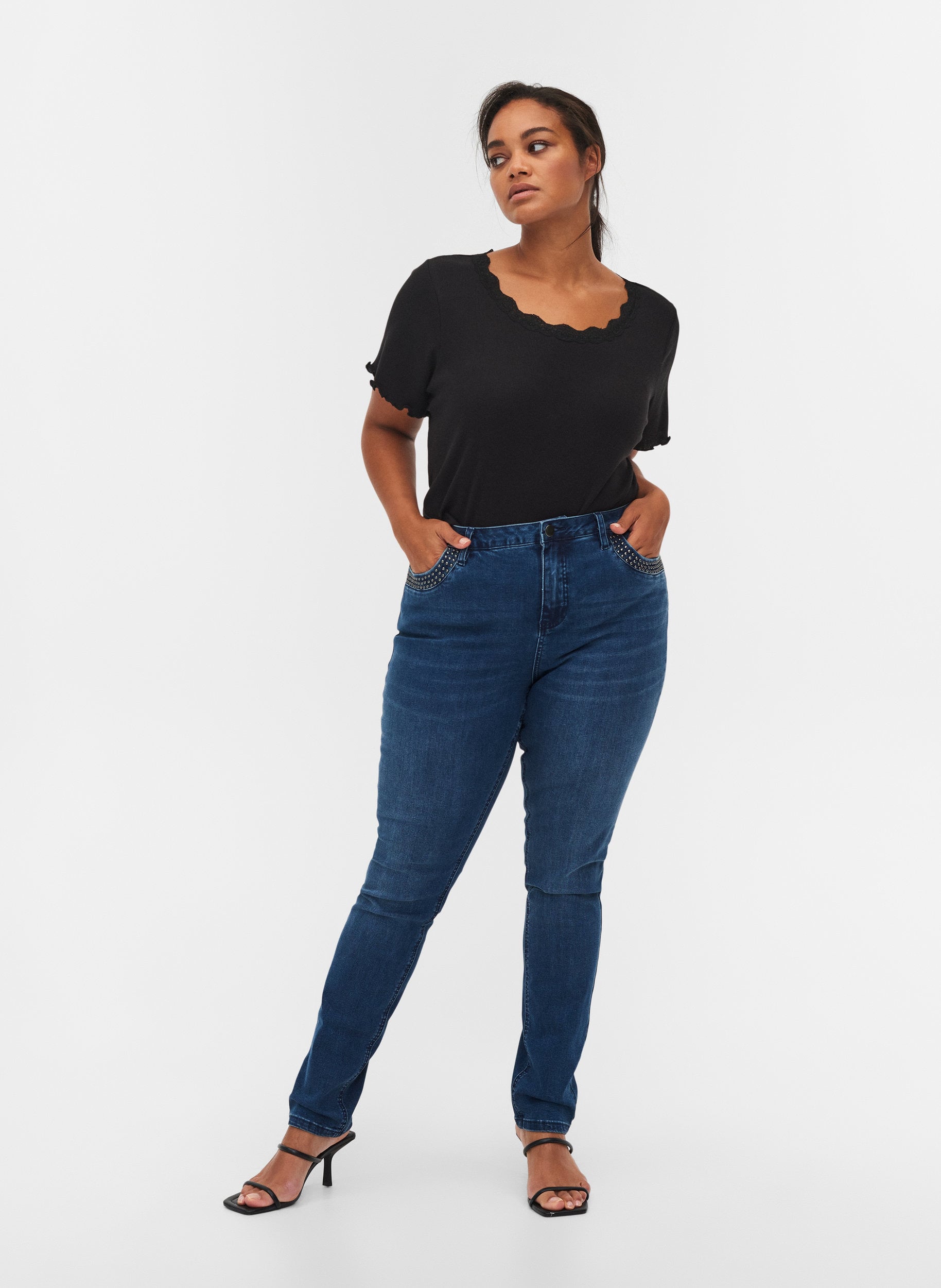 High rise, studded Nille jeans with studs - Blue - Sz. 42-60 - Zizzifashion