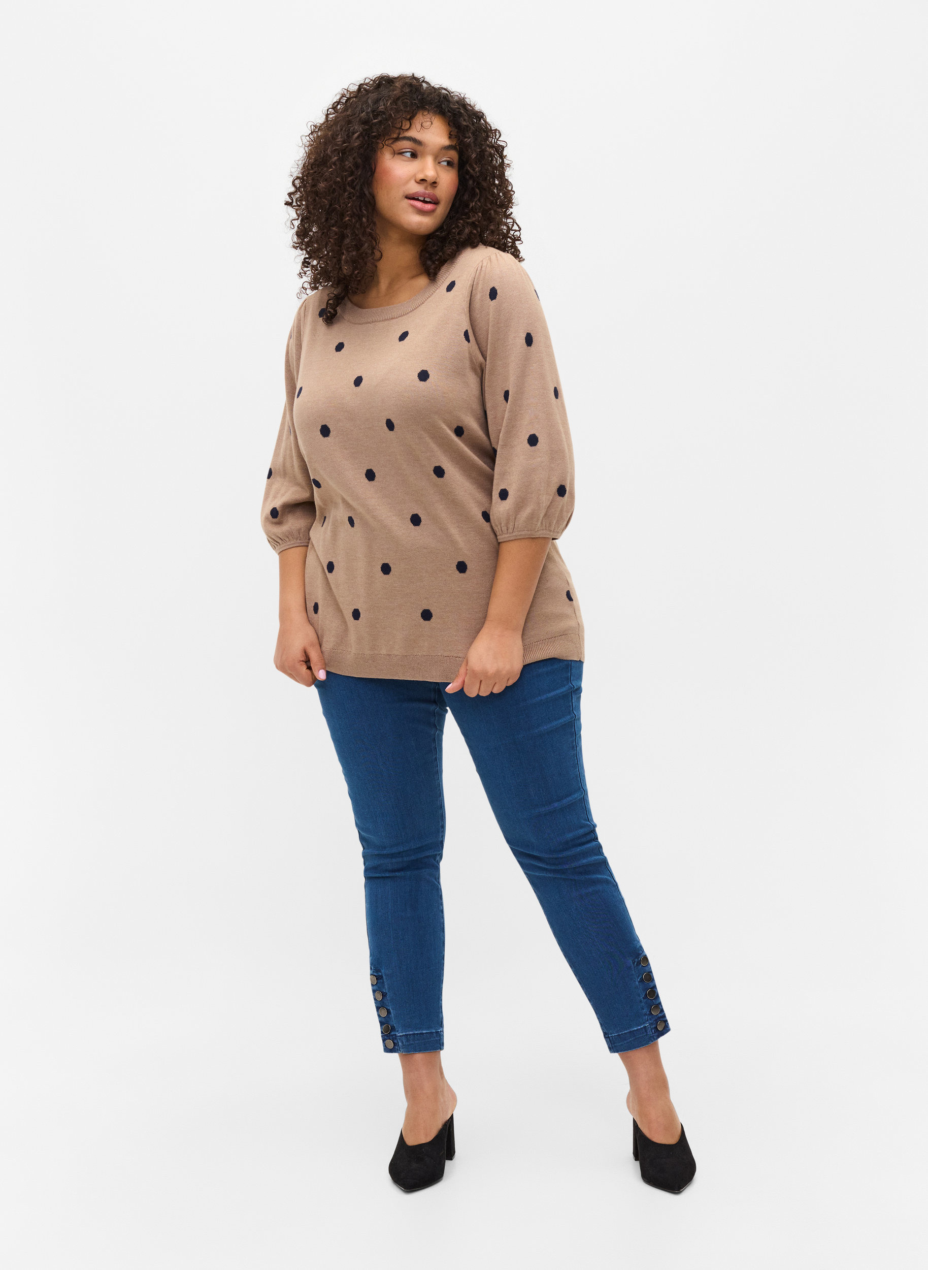 Cropped jeggings with buttons on the 