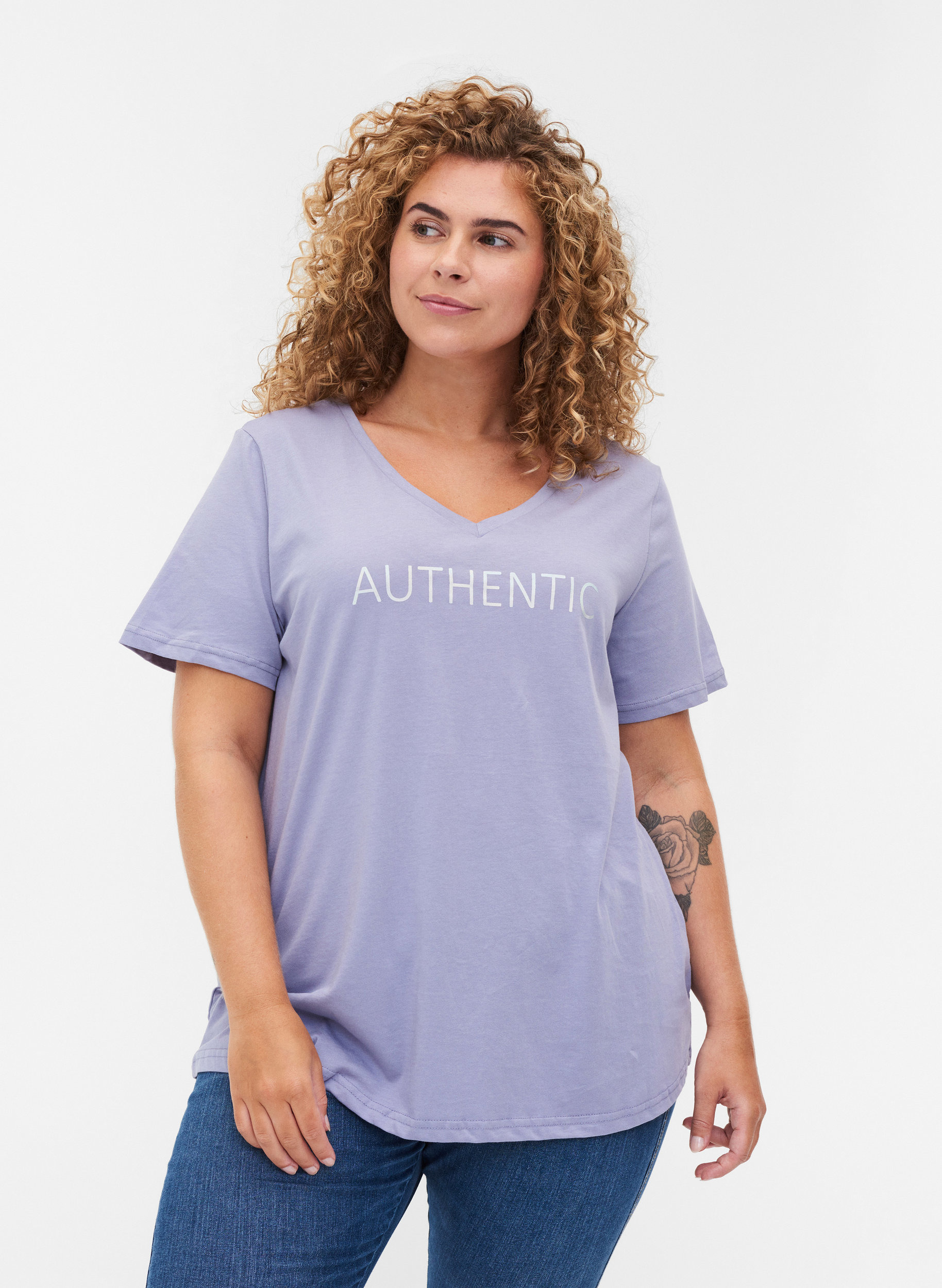 Cotton t-shirt with a v-neck - Purple 