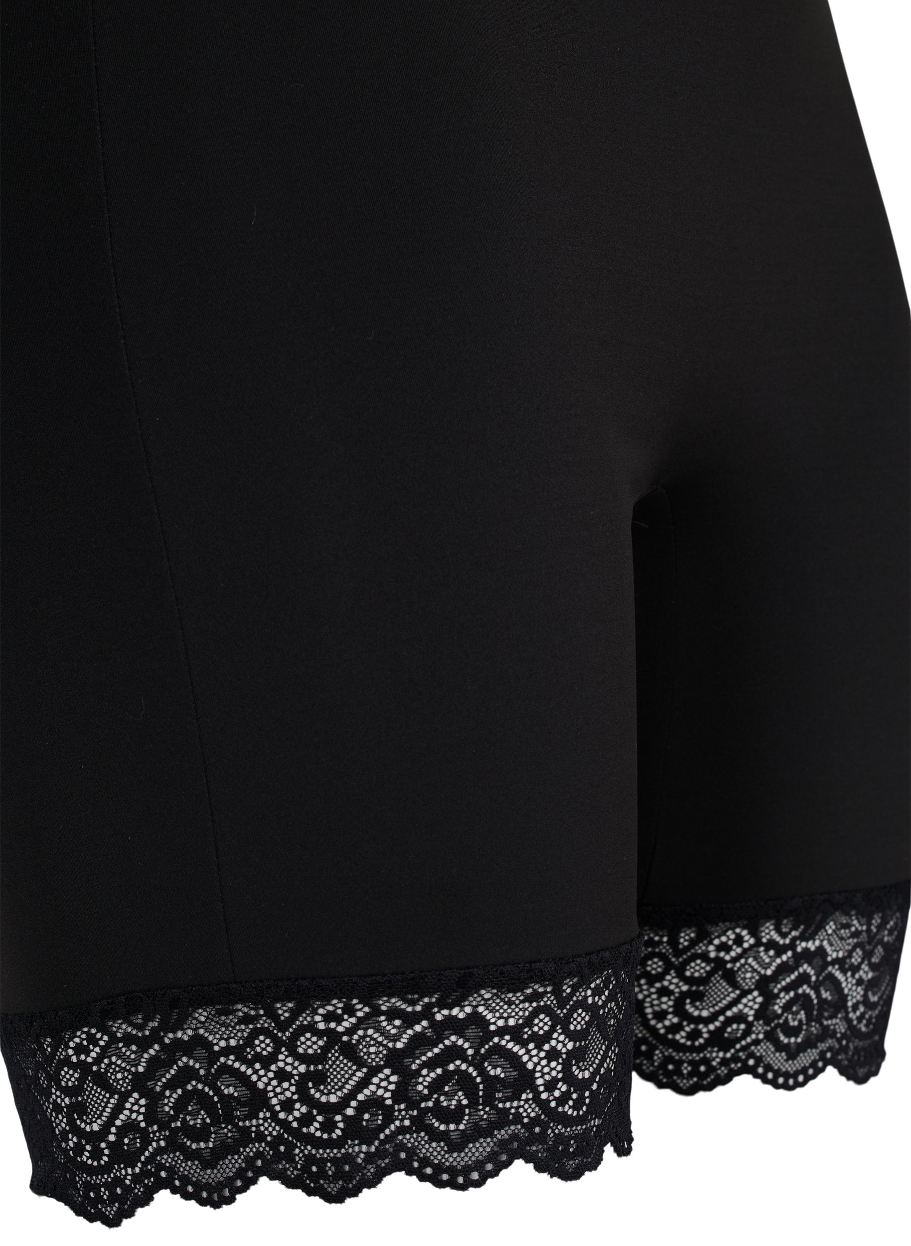 Light shapewear shorts with lace trim 