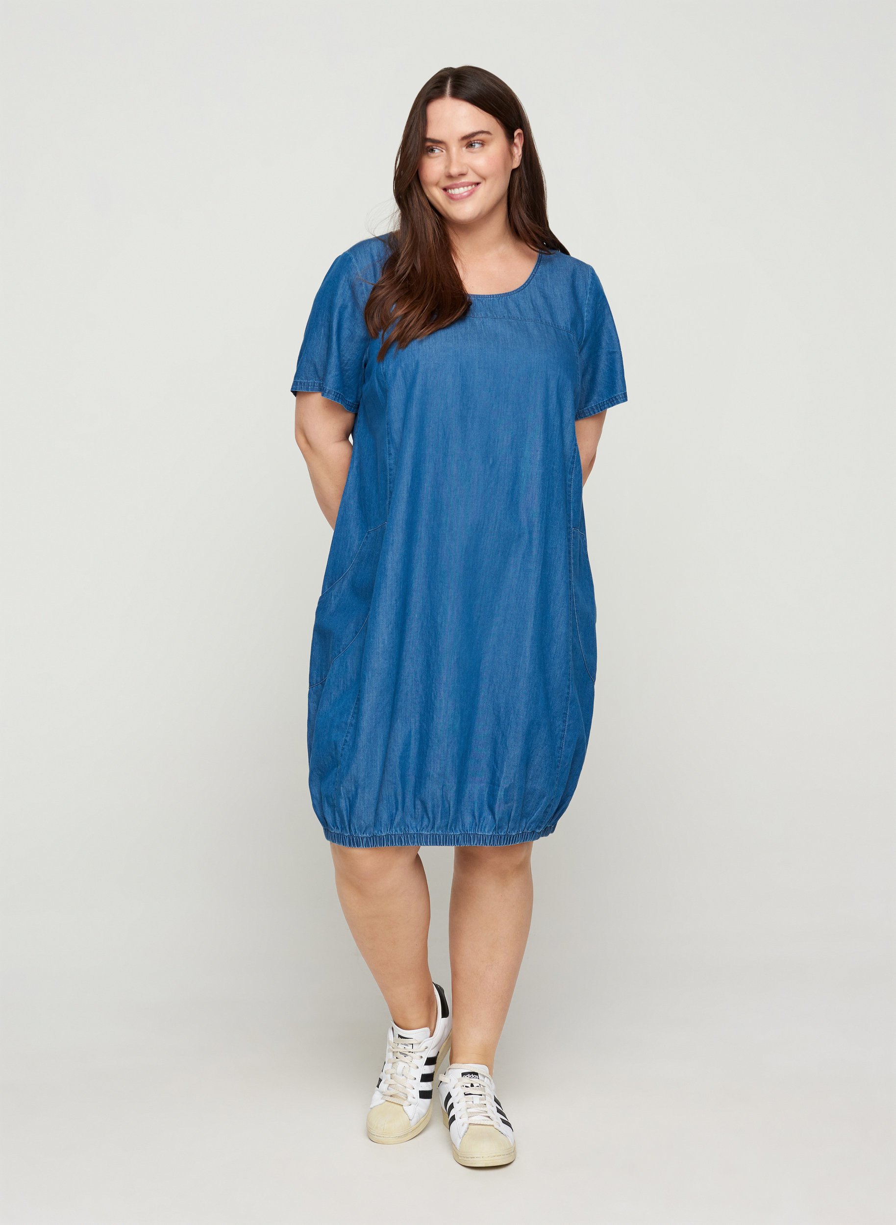Short-sleeved denim dress with pockets 