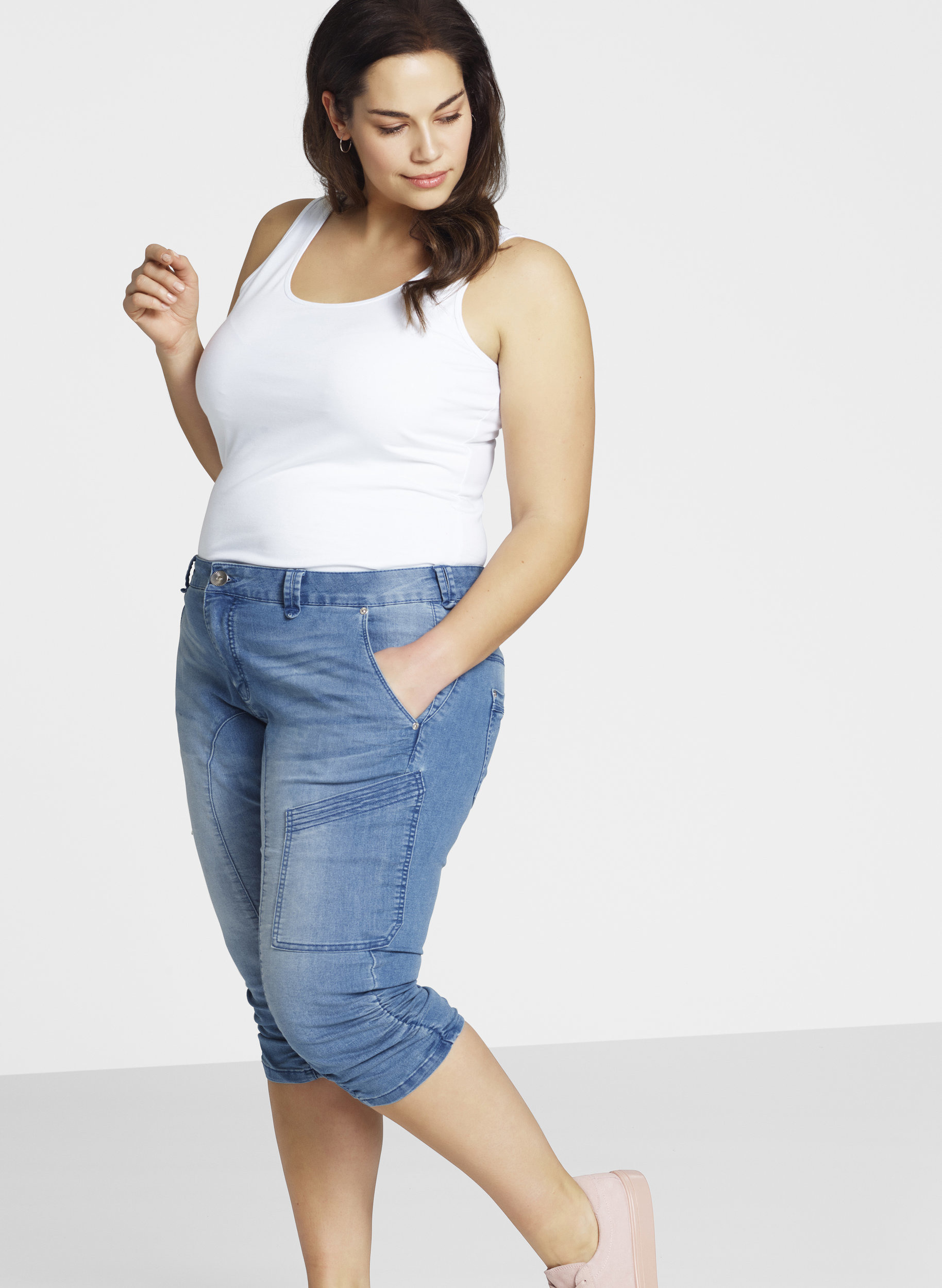 Slim fit capri jeans with pockets - Light Blue - Sz. 42-60 - Zizzifashion