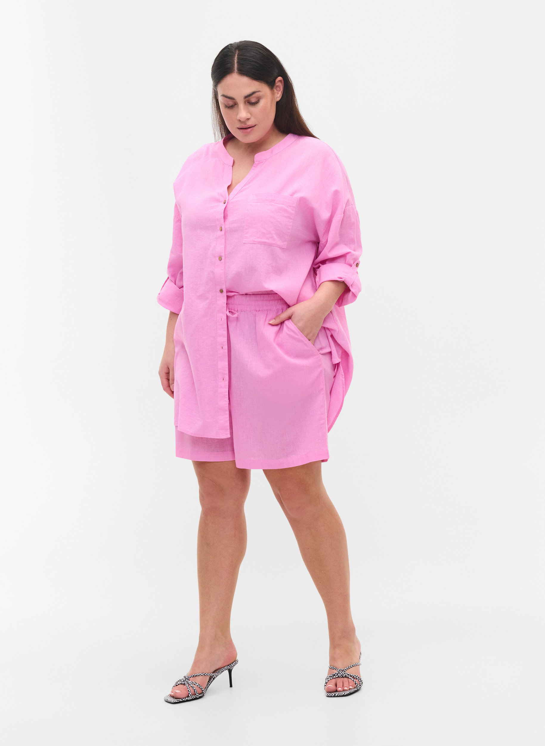 Loose shorts in a cotton blend with 