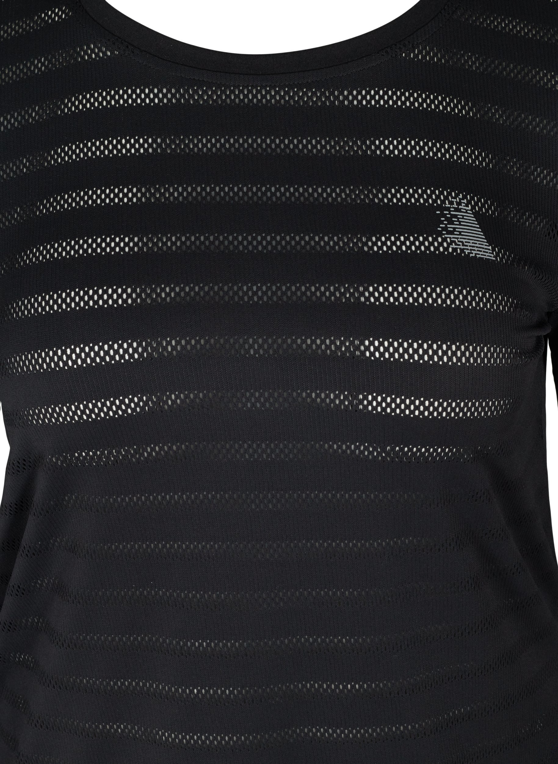 Long-sleeved exercise top with pattern 