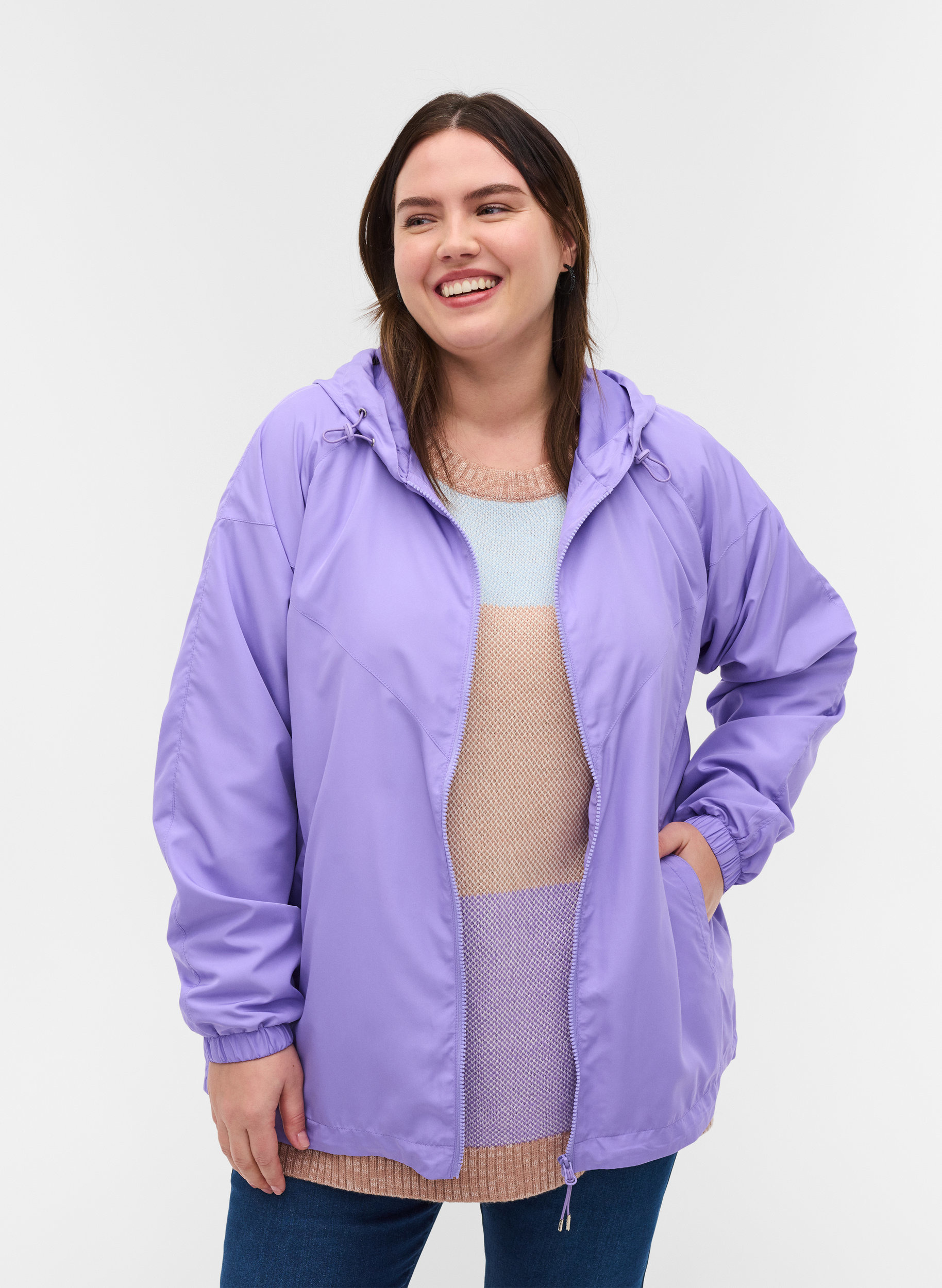 Short jacket with hood and adjustable 