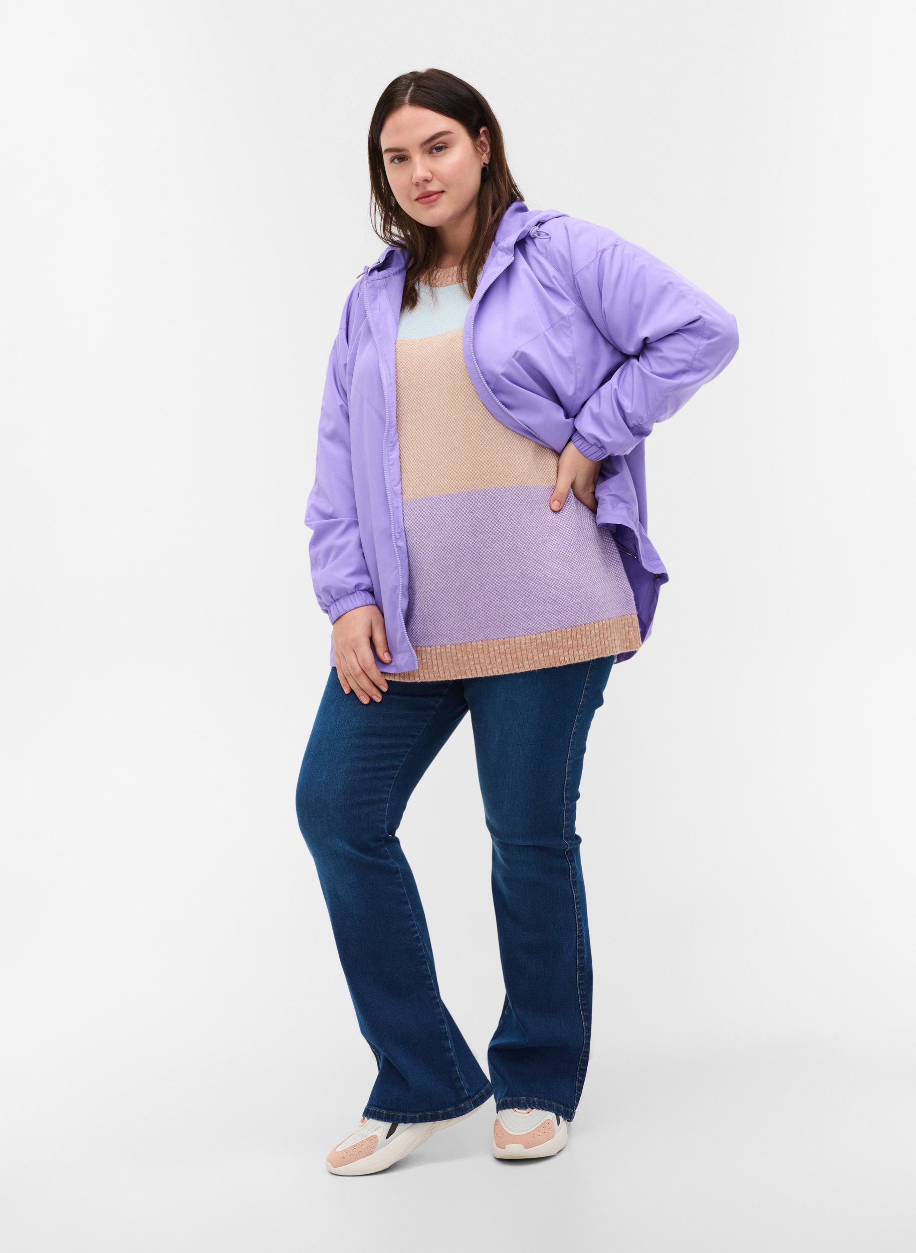 Short jacket with hood and adjustable 