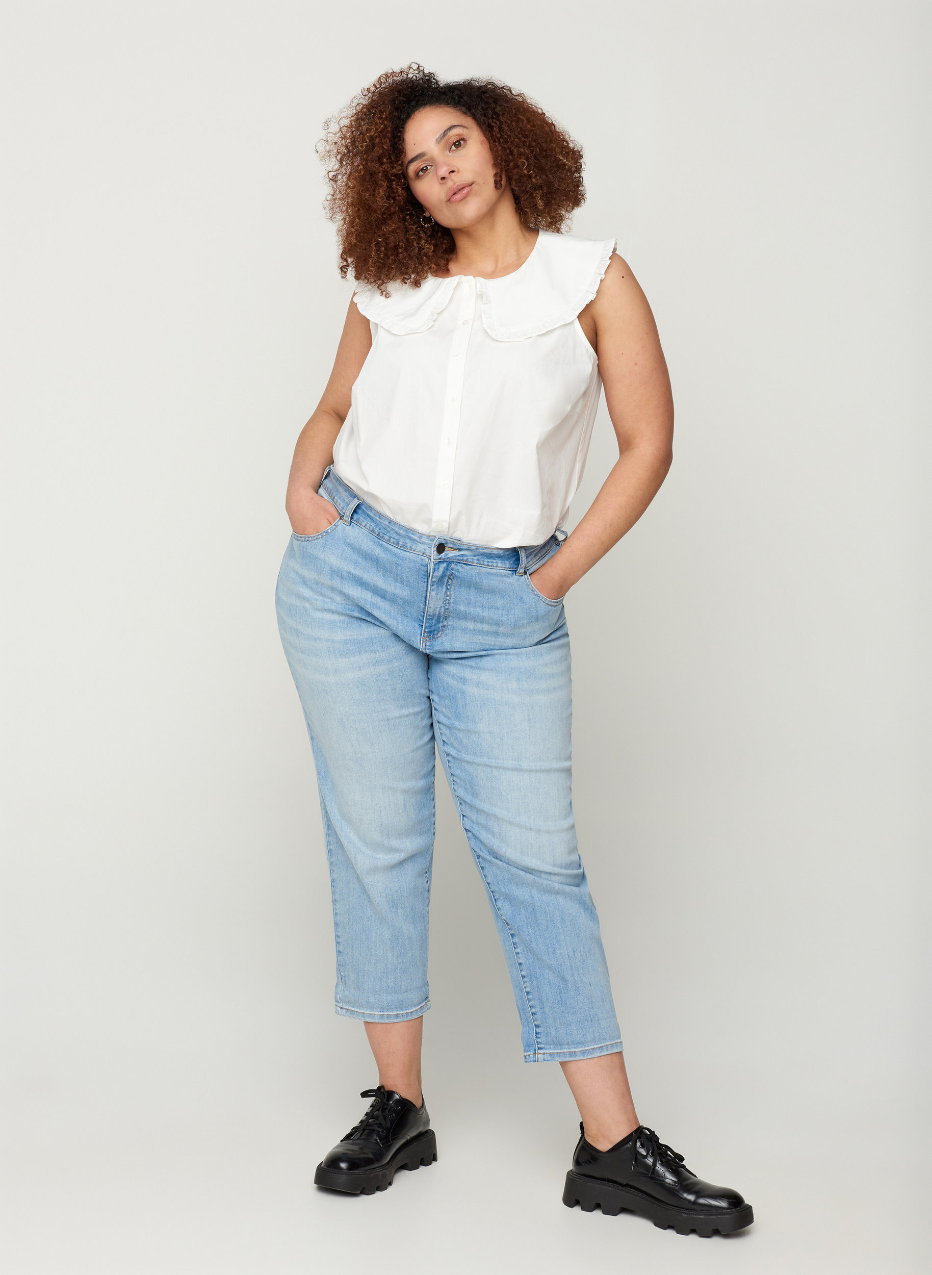 Sleeveless shirt with a large collar 