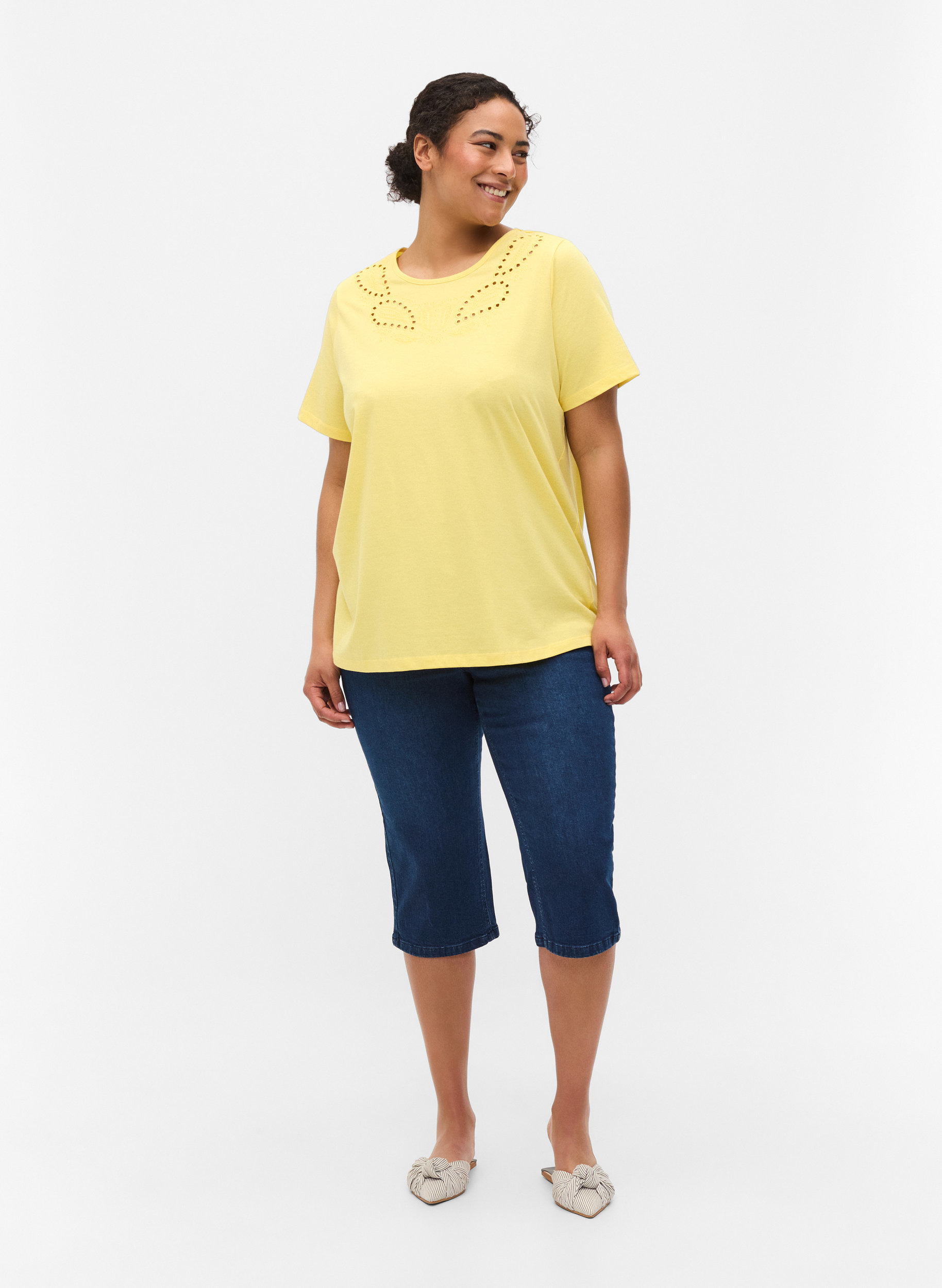 Short-sleeved t-shirt with broderie 