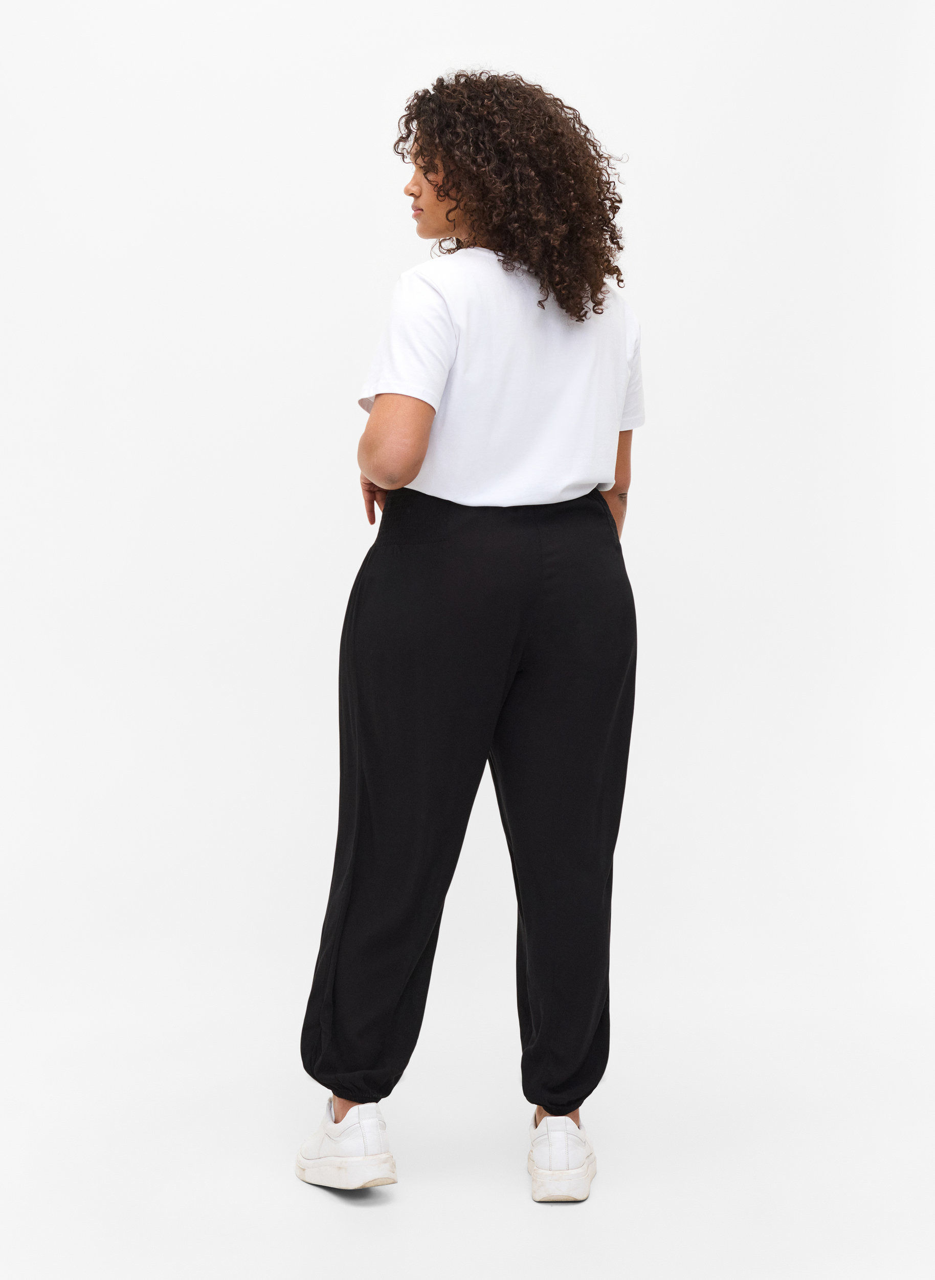 Loose-fitting trousers with smocking 