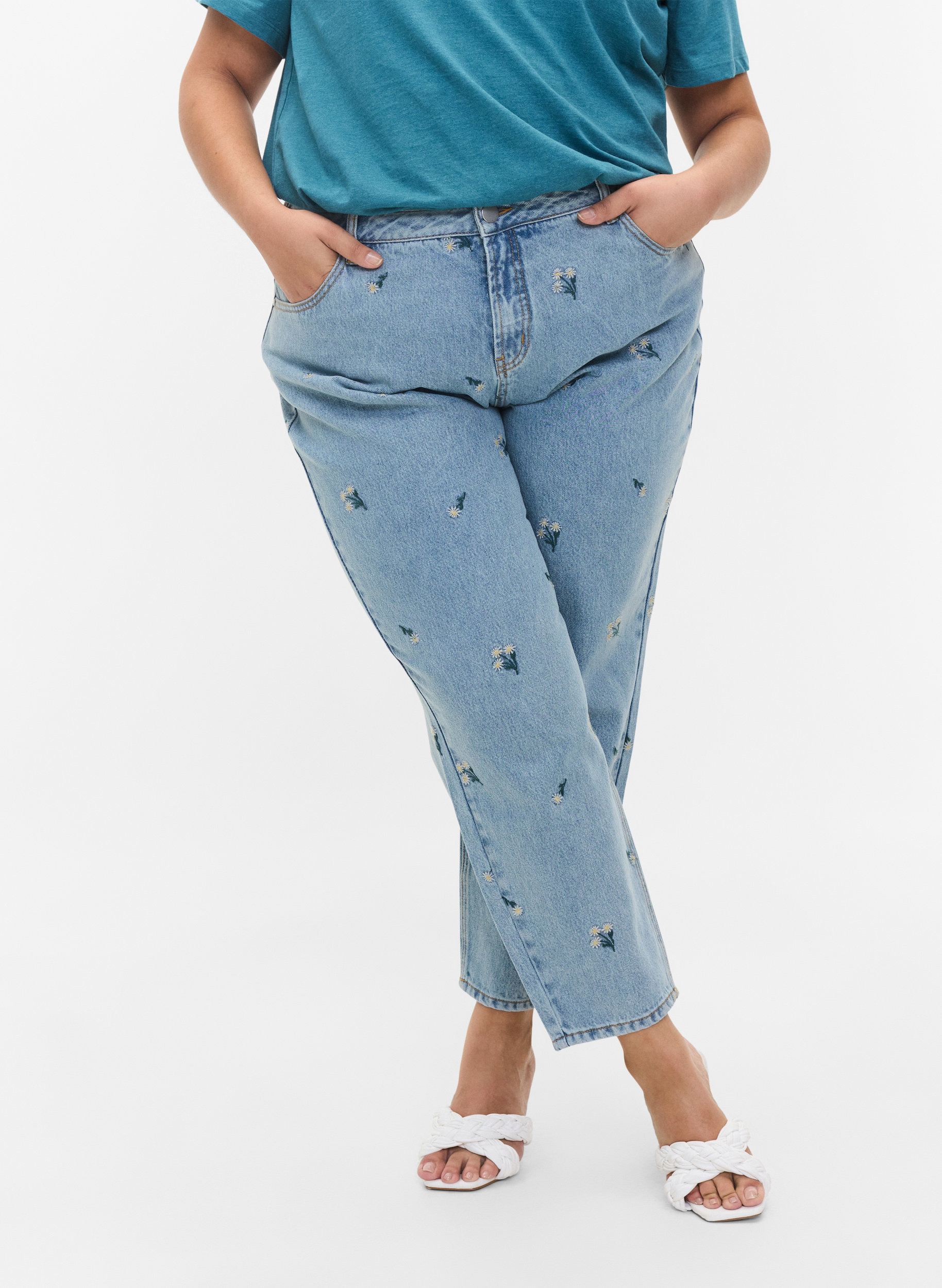 Mille mom fit jeans with floral embroidery, Blue w. Small Flower, Model image number 2