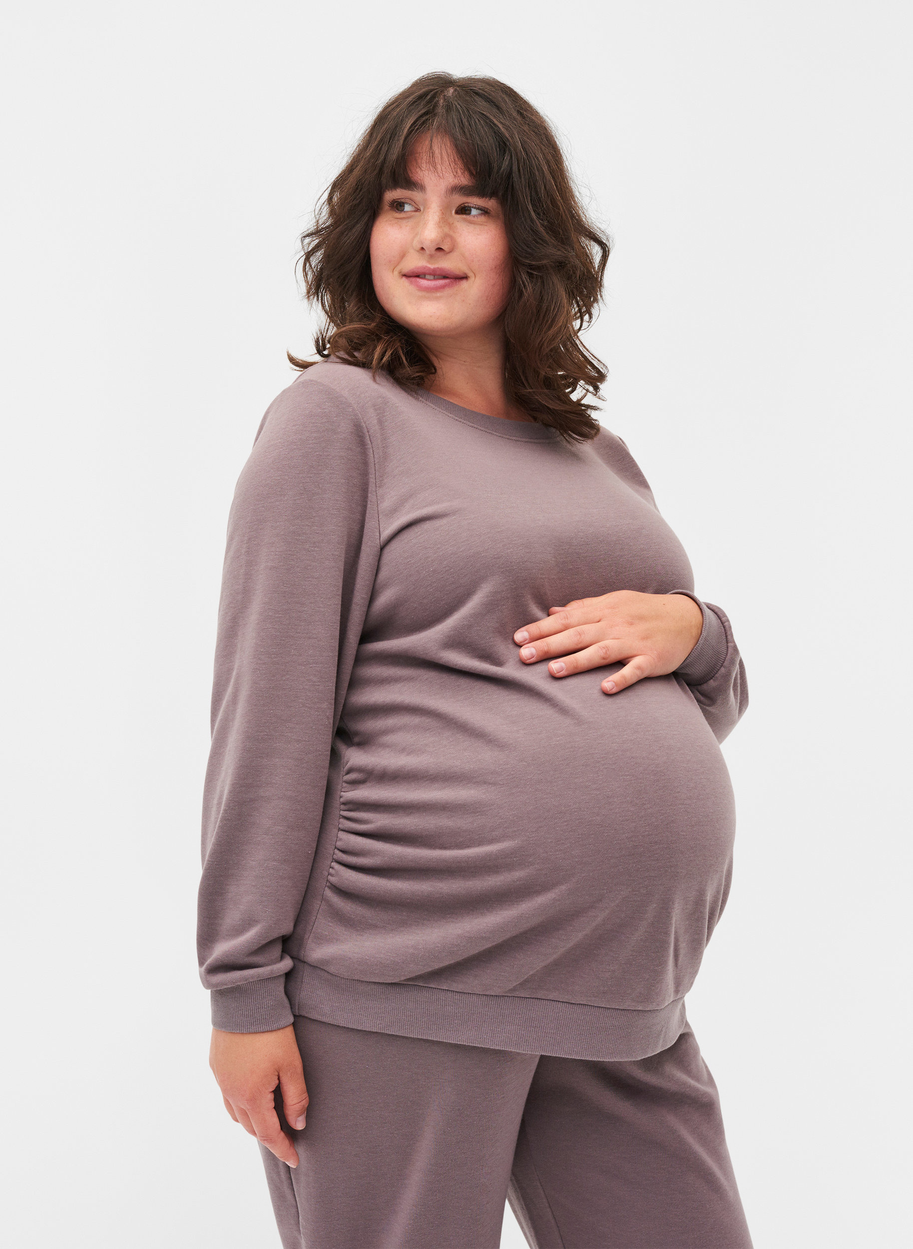 Maternity sweater with ribbed edges 