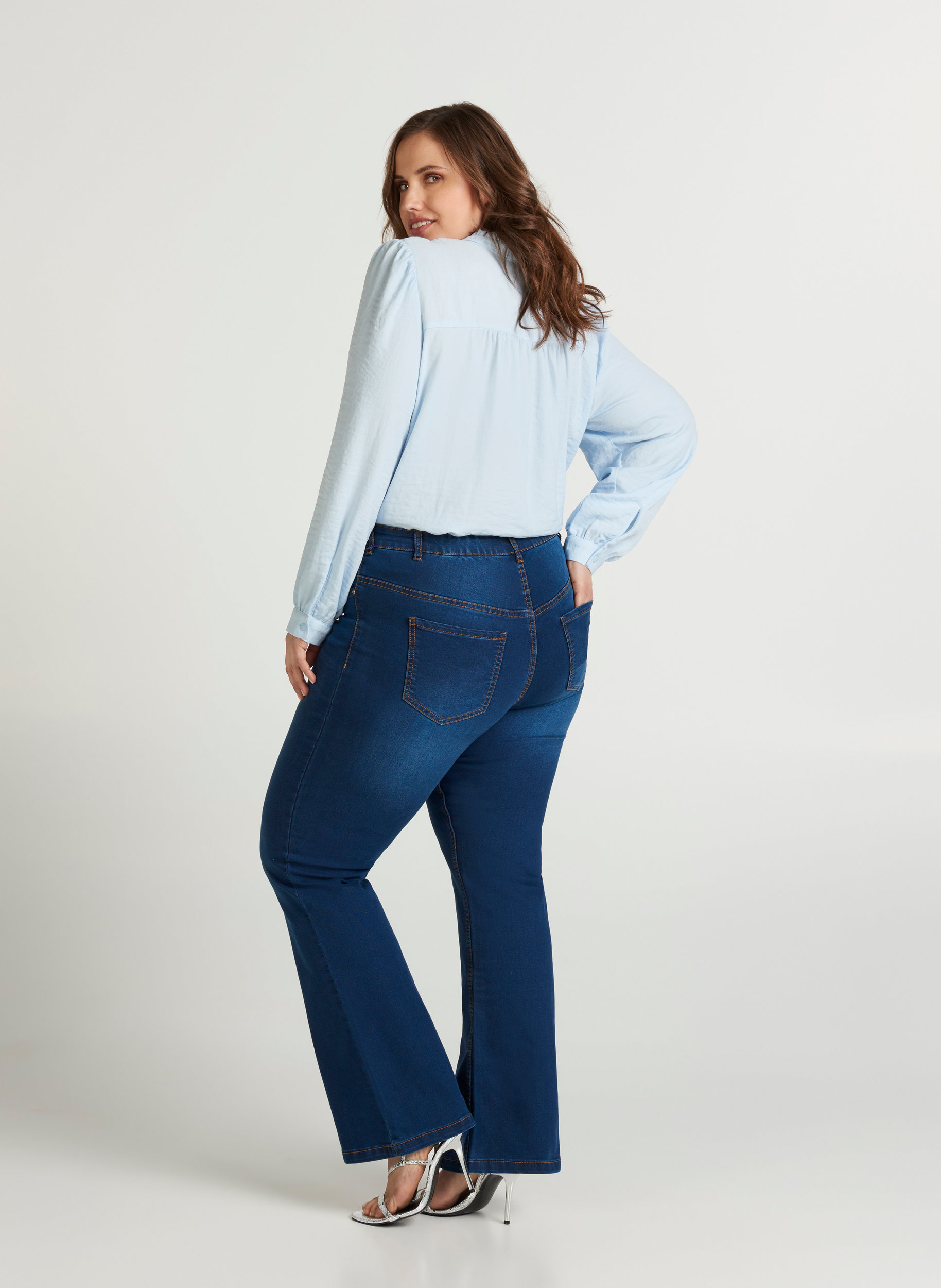 Bootcut Ellen jeans with a high waist - Blue - Sz. 42-60 - Zizzifashion