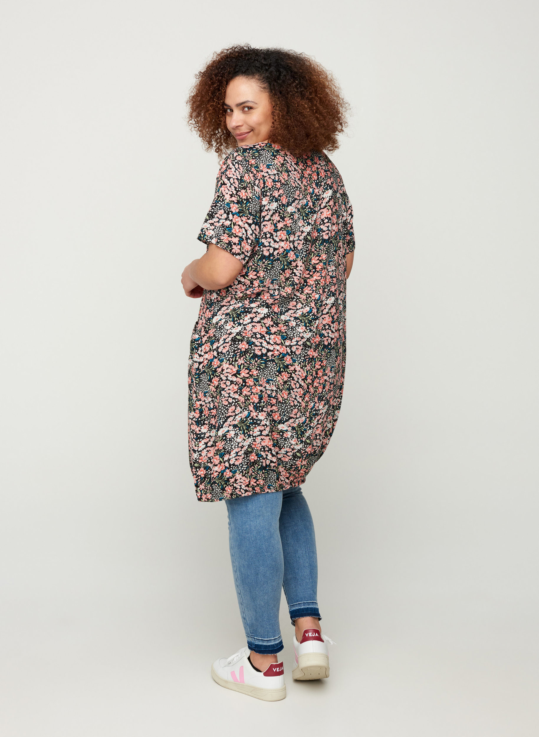 Short-sleeved viscose dress with print 