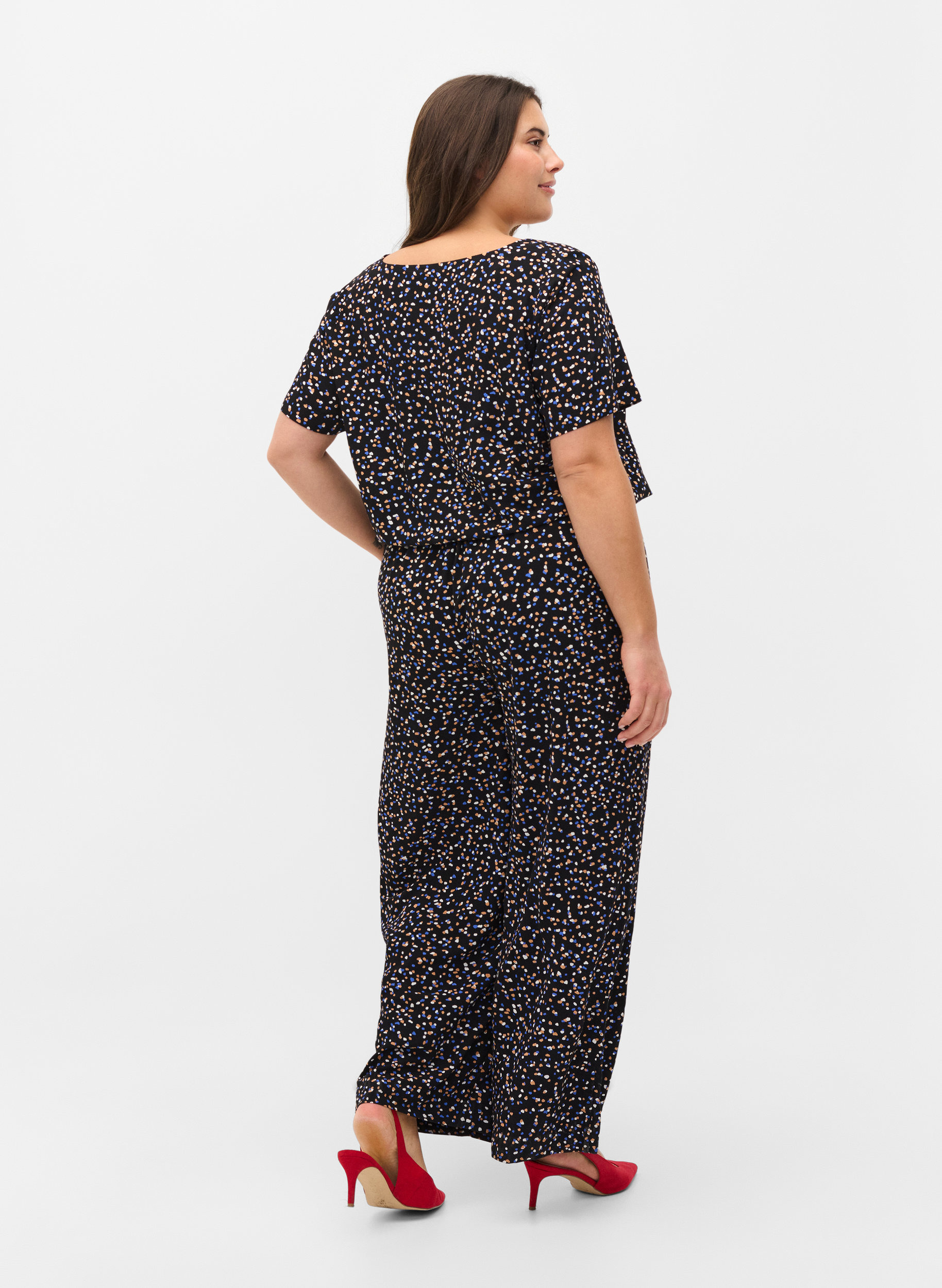 loose-fitting jumpsuit with tie string 