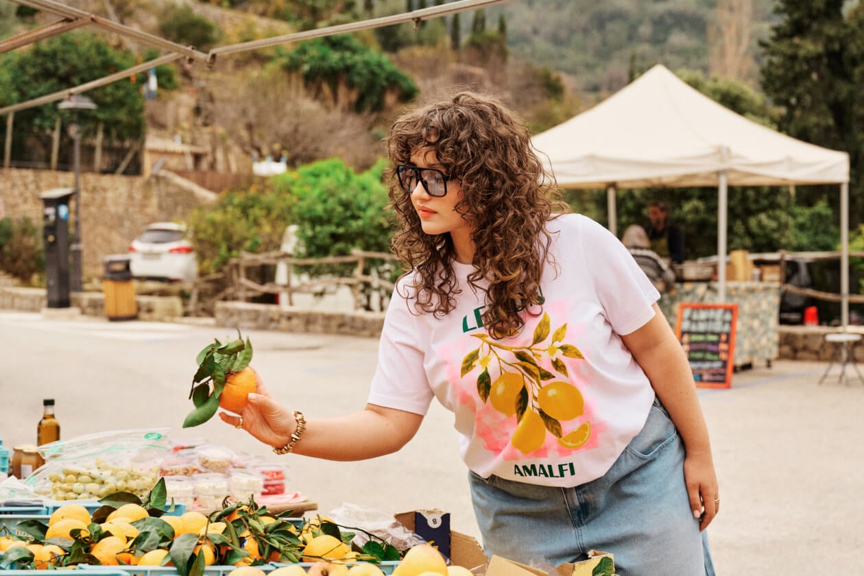 Model i sommer-outfit på gadehjørne